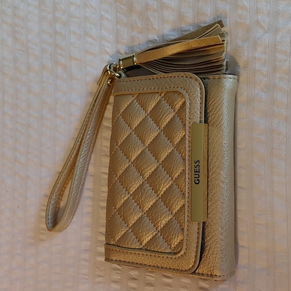 🍁GUESS GOLD WALLET WITH WRISTLET - Picture 1 of 10